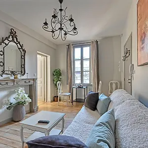  Apartment Au Coeur Des Papes, Dans Batisse De Charme & En Coeur De France